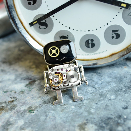 Robot z hodinek, brož — foto 3