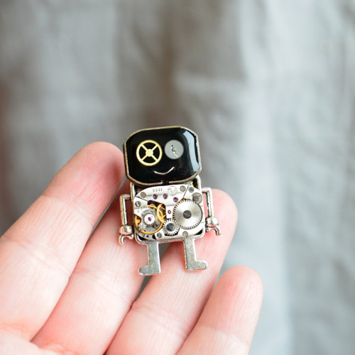 Robot z hodinek, brož — foto 4