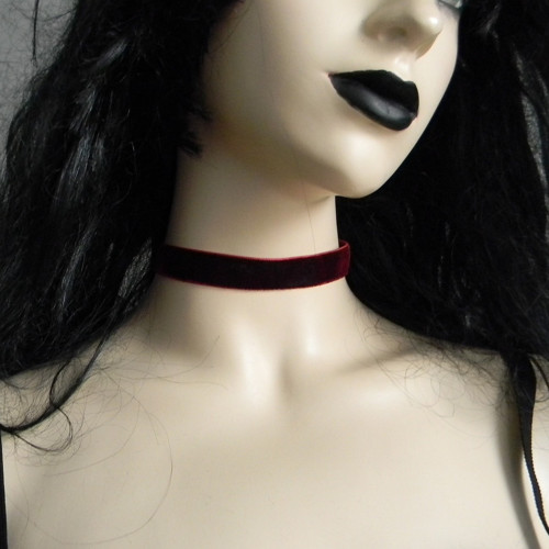Gotický bordový sametový choker — foto 2