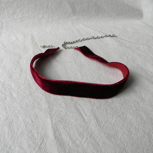 Gotický bordový sametový choker — foto 3