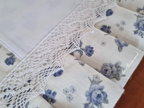 Běhoun s aplikací bílé krajky. — foto 4