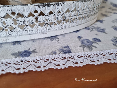 Běhoun s aplikací bílé krajky. — foto 2