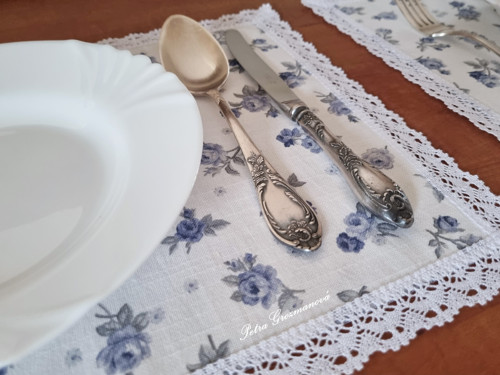 Běhoun s aplikací bílé krajky. — foto 3