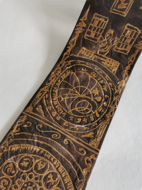 Hedvábná kravata Orloj v hnědé — foto 2