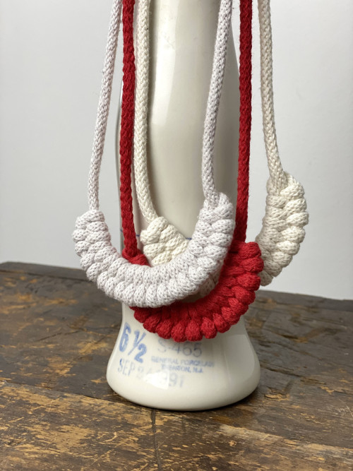 Jemný bavlněný šňůrový náhrdelník “Macrame Red ” — foto 2