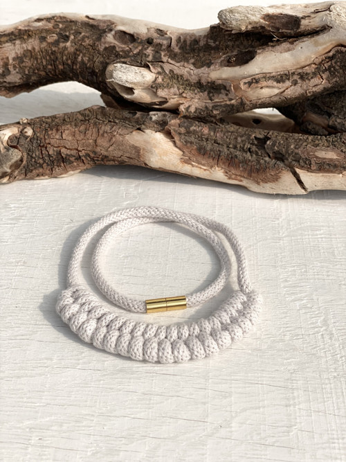 Jemný bavlněný šňůrový náhrdelník “Macrame Red ” — foto 6