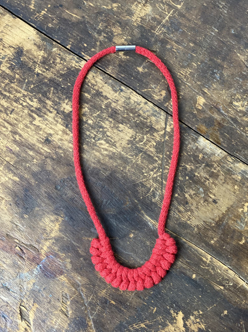 Jemný bavlněný šňůrový náhrdelník “Macrame Red ” — foto 3