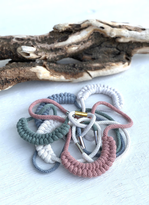 Jemný bavlněný šňůrový náhrdelník “Macrame Red ” — foto 5