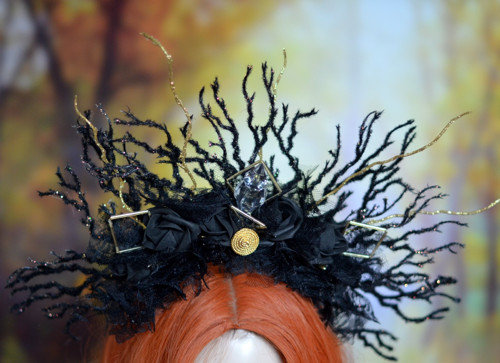 Extravagantní čelenka černozlatá — foto 3
