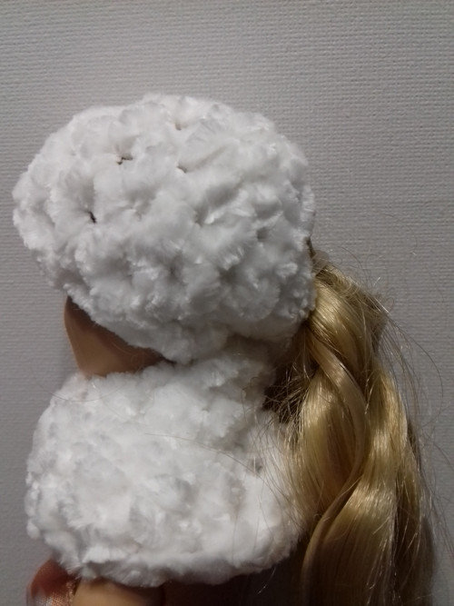 Šatičky pro Barbie - nákrčník a čapky č. 2 — foto 2