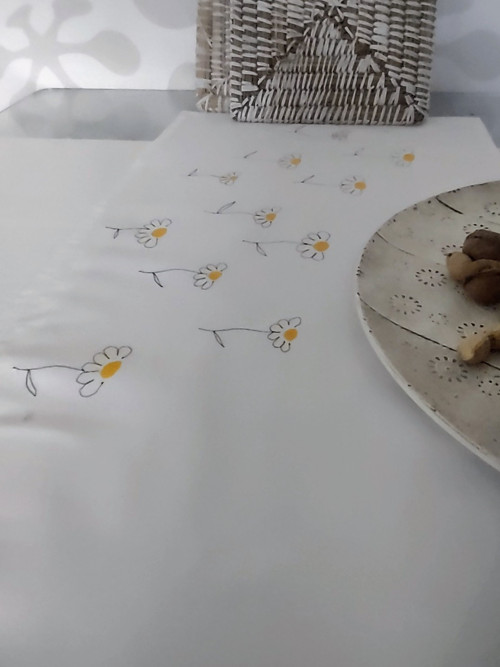 Bílý jarní ubrus běhoun — foto 2