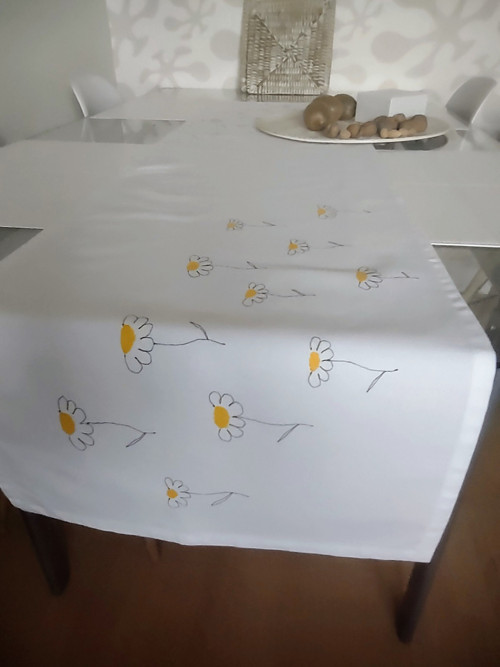 Bílý jarní ubrus běhoun — foto 3