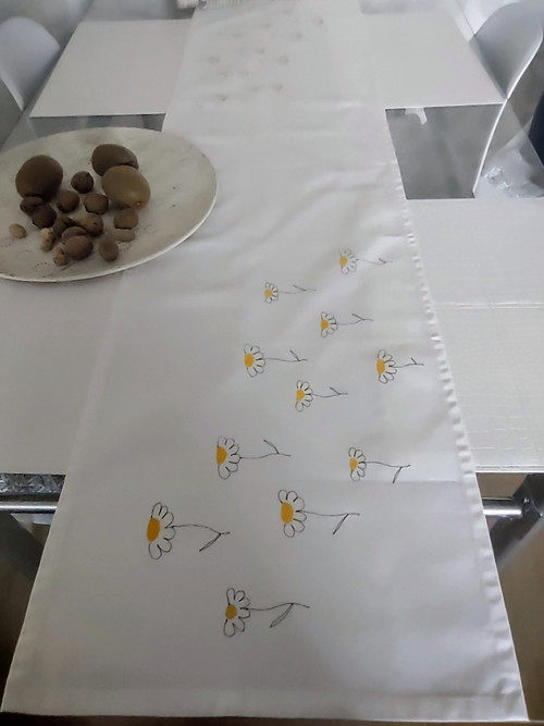 Bílý jarní ubrus běhoun — foto 4