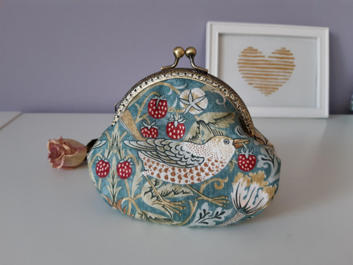 Minitaštička Strawberry thief — foto 4