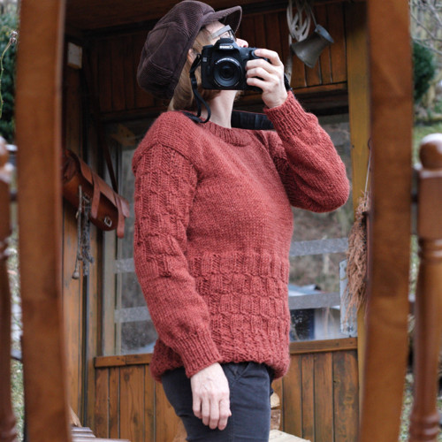 Vlněný pullover v barvě skořice — foto 2