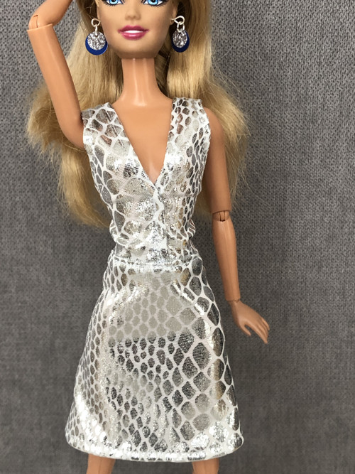 Stříbrné šaty na barbie — foto 2