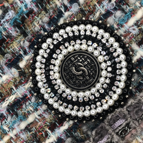 Brož s knoflíkem ve stylu Chanel — foto 4