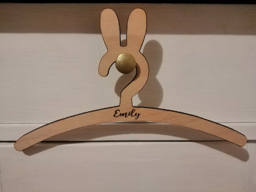 Dřevěné ramínko Rabbit — foto 2