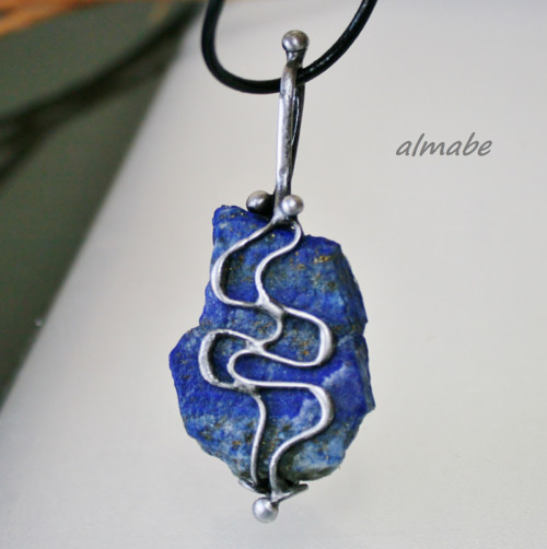 Přírodní modrý kámen (lapis lazuli) — foto 6