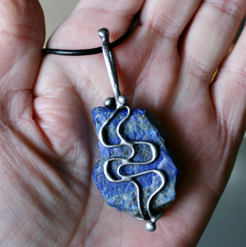 Přírodní modrý kámen (lapis lazuli) — foto 3