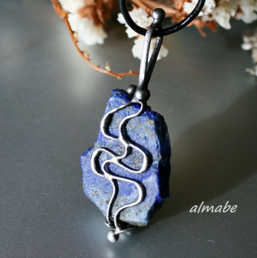 Přírodní modrý kámen (lapis lazuli) — foto 2