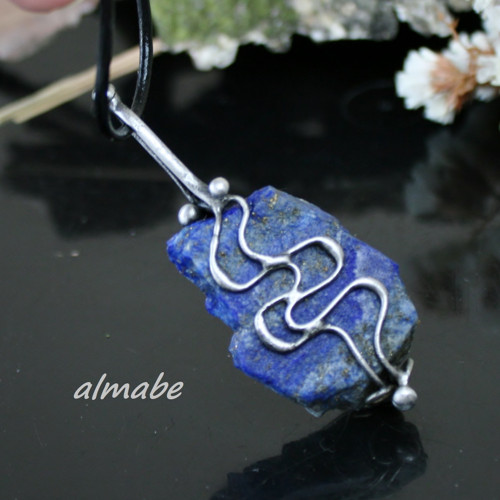 Přírodní modrý kámen (lapis lazuli) — foto 5
