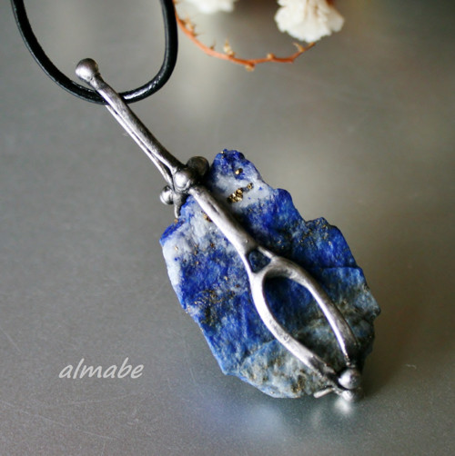 Přírodní modrý kámen (lapis lazuli) — foto 4