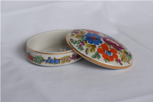 Oválná porcelánová dóza — foto 3