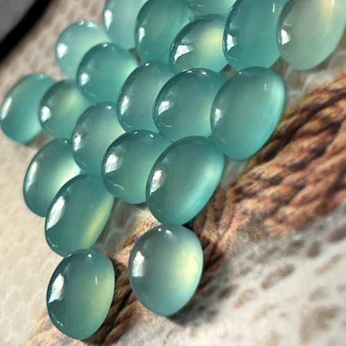 Chalcedon aqua kabošon ovál / 10x8mm — foto 4