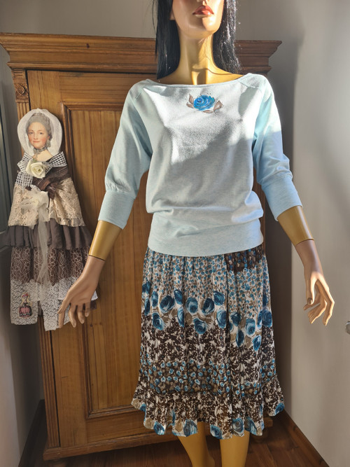 V pohodlí, triko recy, sukně — foto 6