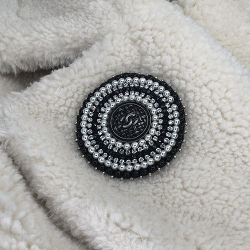 Brož s knoflíkem ve stylu Chanel — foto 6
