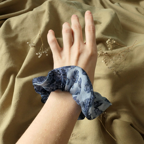Gumička scrunchie modrá II. - 100% hedvábí — foto 2