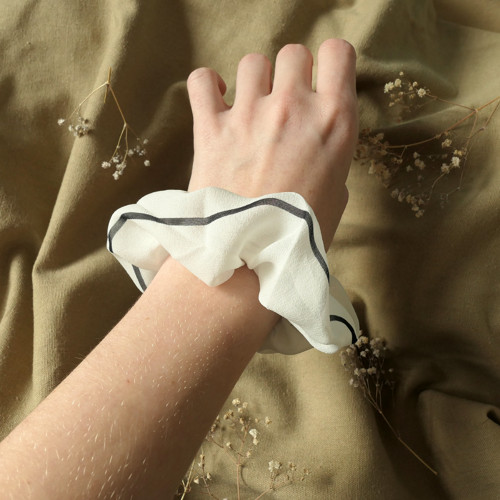 Gumička scrunchie černobílá - 100% hedvábí — foto 2