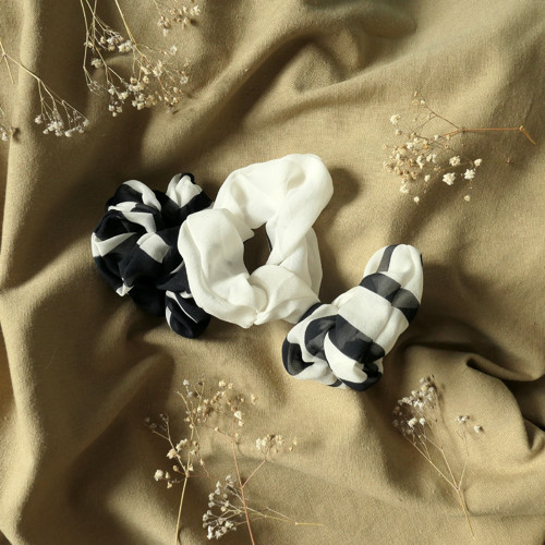 Gumička scrunchie černobílá - 100% hedvábí — foto 3
