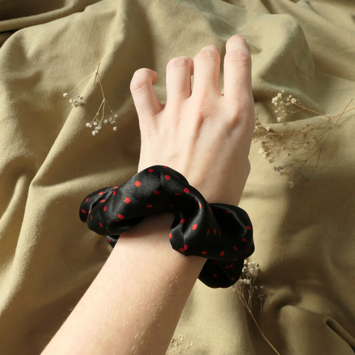 Gumička scrunchie s puntíky - 100% hedvábí — foto 2