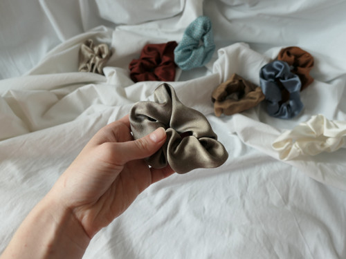 Gumička scrunchie střední - 100% hedvábí — foto 2
