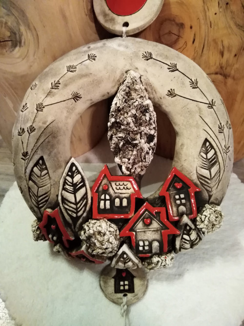 Věnec z keramiky - VESNIČKA - průměr 30 cm — foto 2