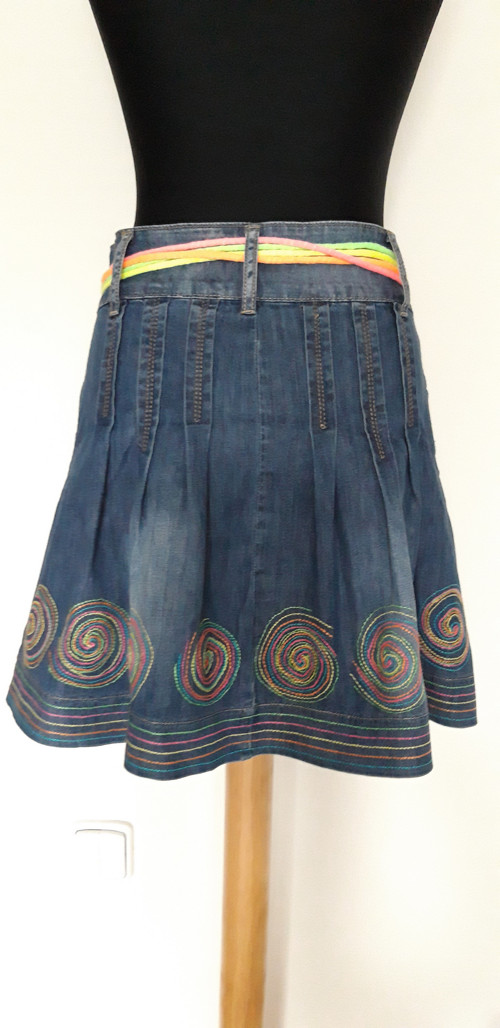 SLEVA - jeans sukně s aplikacemi — foto 4