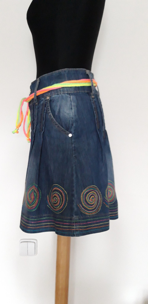 SLEVA - jeans sukně s aplikacemi — foto 2