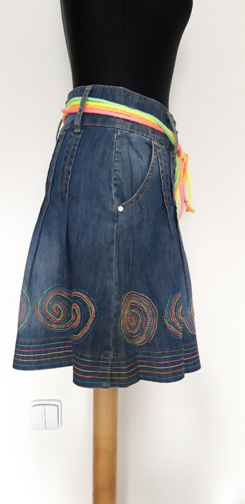 SLEVA - jeans sukně s aplikacemi — foto 3