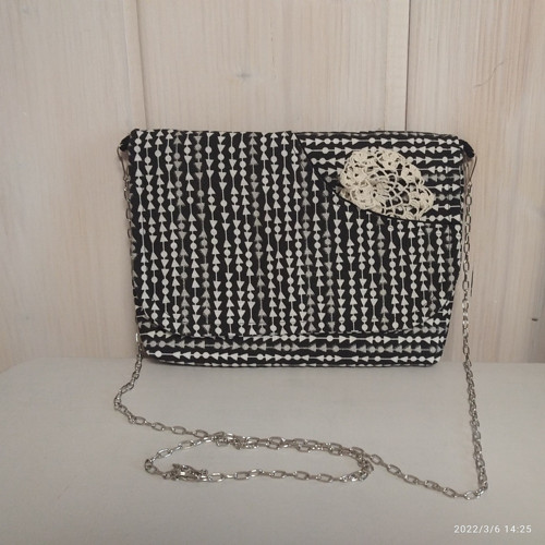 Kabelka crossbody černo-bílá — foto 2