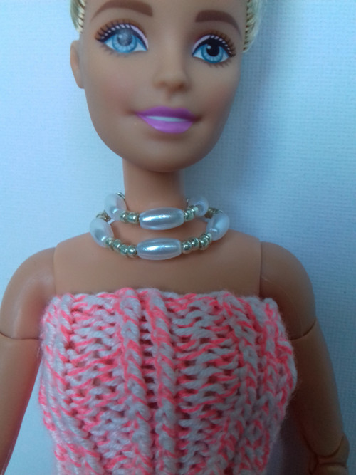 Pletené šatičky pro Barbie s doplňky — foto 2