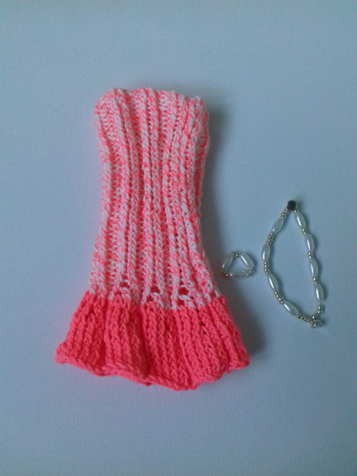 Pletené šatičky pro Barbie s doplňky — foto 3