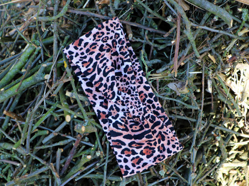 Prekrížená úpletová čelenka leopard — foto 2