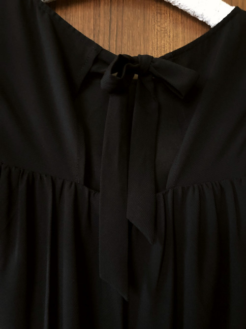 Elegantní černé šaty — foto 4