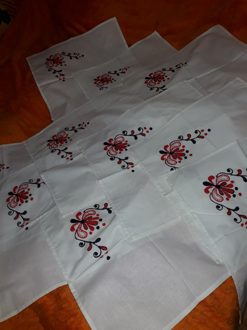 Vyšívané prostírání na stůl — foto 5