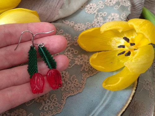 Tulipán červený - náušnice visací — foto 2