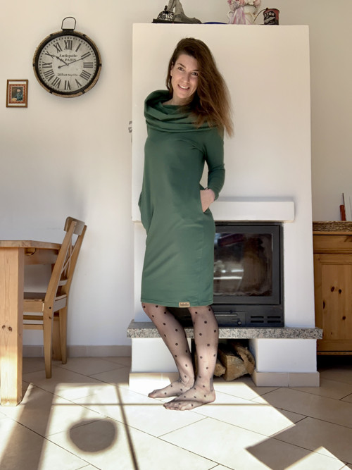 Nedbale elegantní šaty s velikým límcem — foto 2