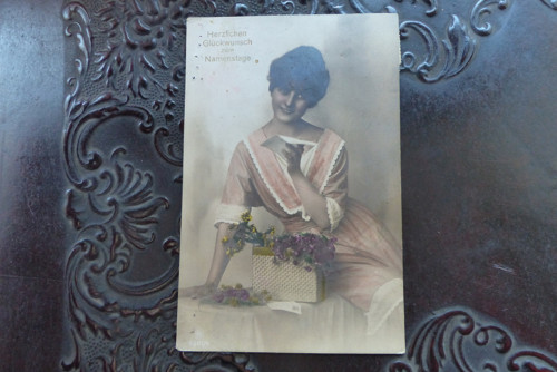 Dívka s květinami...stará pohlednice — foto 2