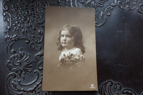 Dívka ...stará pohlednice — foto 2